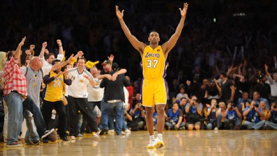 Lakers' Metta World Peace rewrites his history in Detroit by