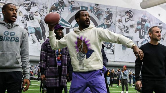 Meek Mill, Eagles & 76ers Host Kids In A Day Of Holiday Cheer