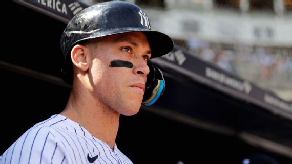 Yankees fan gets way too close to Aaron Judge on Opening Day 