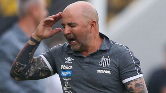 Alto salário pedido por Sampaoli desanima Palmeiras; diretoria analisa outros nomes