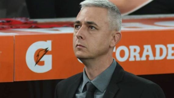 Tiago Nunes cita 'DNA competitivo' e promete mudanças táticas no Corinthians