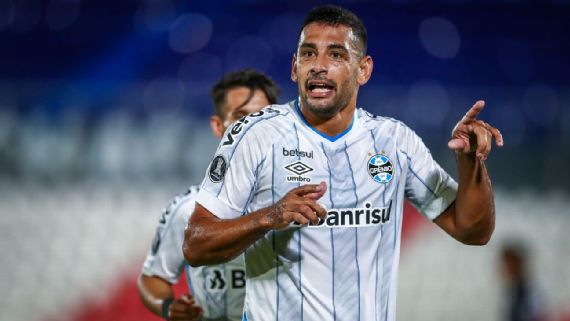 Após sair atrás na disputa pela classificação, Grêmio busca evitar vergonha que 2 gigantes brasileiros já passaram