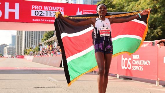 Queniana quebra recorde mundial da maratona e se torna a primeira mulher a correr abaixo de 2h10min