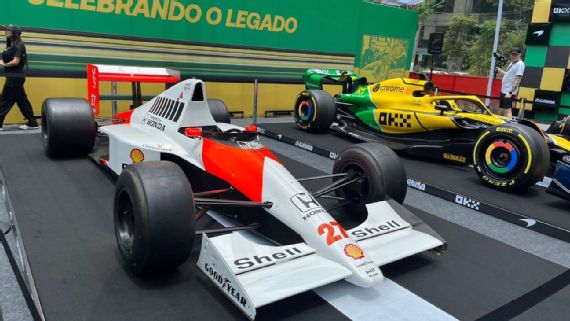 Guiado por Hamilton, carro lendário de Senna cruza corações no GP Brasil e impressiona fãs