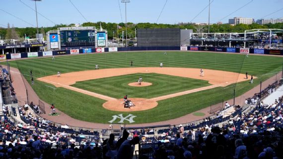 Les Rays de Tampa Bay jouent au George M. Steinbrenner Field après les dommages causés par l'ouragan Milton au Tropicana Field.