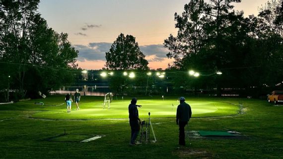 El impresionante putting green en el patio trasero de Pearman.