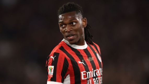Rafael Leão in action for AC⁢ Milan.