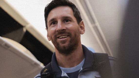 Messi arrives in santiago