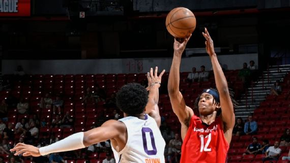 Tre Johnson lanzando a canasta