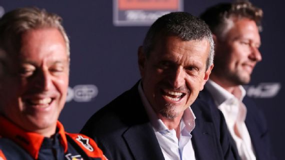 Гунтер Штайнер в окружении команды Red Bull KTM Tech 3