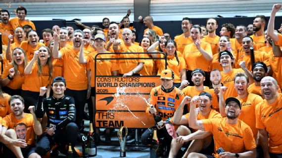 Команда McLaren празднует победу