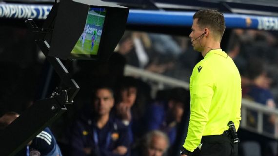 Referee Urs Schnyder during the Barcelona vs. Olympiacos match