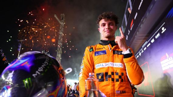 Lando Norris celebra a vitória no GP de Singapura 2024