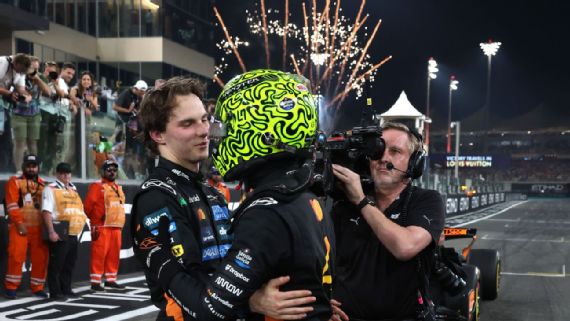 Lando Norris celebra o título de campeão mundial
