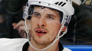 Hockey Player Removes Front Tooth Before Accepting Award at ESPYS