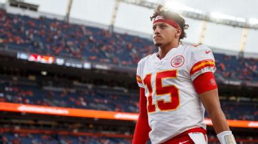 Patrick Mahomes Contract: Chiefs QB Could Be First NFL Player to Sign $200  Million Deal