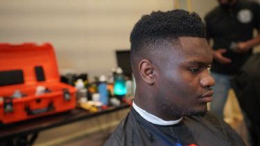 MLB Barber in the Bubble is also Padres' barber cutting up