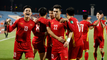 Chiến thắng của đội tuyển Việt Nam luôn là niềm tự hào của chúng ta. Xem hình ảnh về những khoảnh khắc đầy cảm xúc của đội tuyển quốc gia Việt Nam để cảm nhận sự xúc động và động viên đội tuyển.