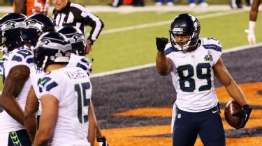 MLB Bobby Wagner runs out of the tunnel during introductions before taking  on the 49ers for the NFC Championship.