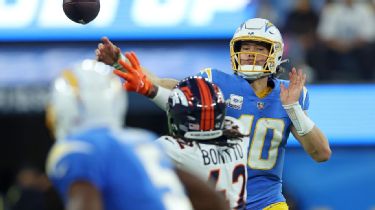 Los Angeles Chargers linebacker Khalil Mack (52) against the Denver Broncos  in an NFL football game, Monday, Oct. 17, 2022, in Inglewood, Calif.  Chargers won 19-16. (AP Photo/Jeff Lewis Stock Photo - Alamy