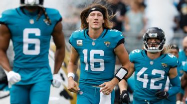 November 27, 2022: Jacksonville Jaguars quarterback Trevor Lawrence (16)  and Jacksonville Jaguars head coach Doug Pederson discuss a 2 point  conversion play during a game against the Baltimore Ravens in Jacksonville,  FL.