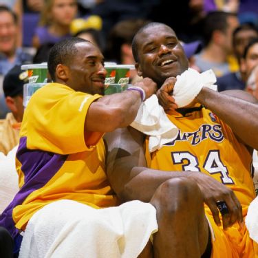 Timeless Sports on X: (2001) Vlade Divac lands on Kobe's shoulder