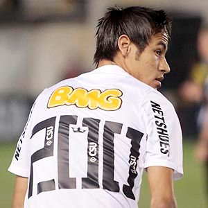 Neymar coloca nomeros de esparadrapo nas camisas dos jogadores durante  Treino do Santos FC