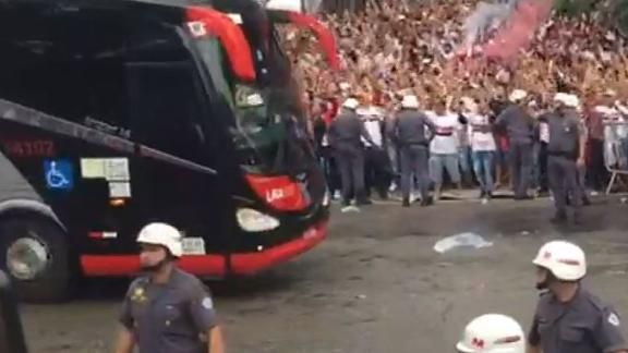 Com Rojoes Torcedores Do Sao Paulo Carregam Onibus Com Atletas
