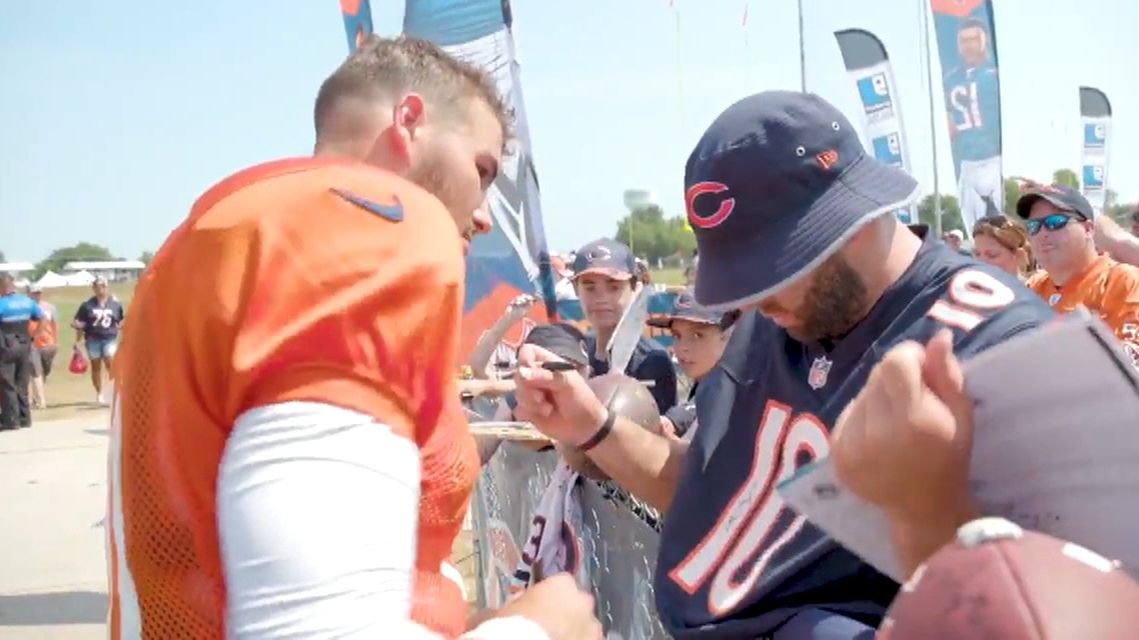 Bears QB Mitchell Trubisky unknowingly gives autograph to his