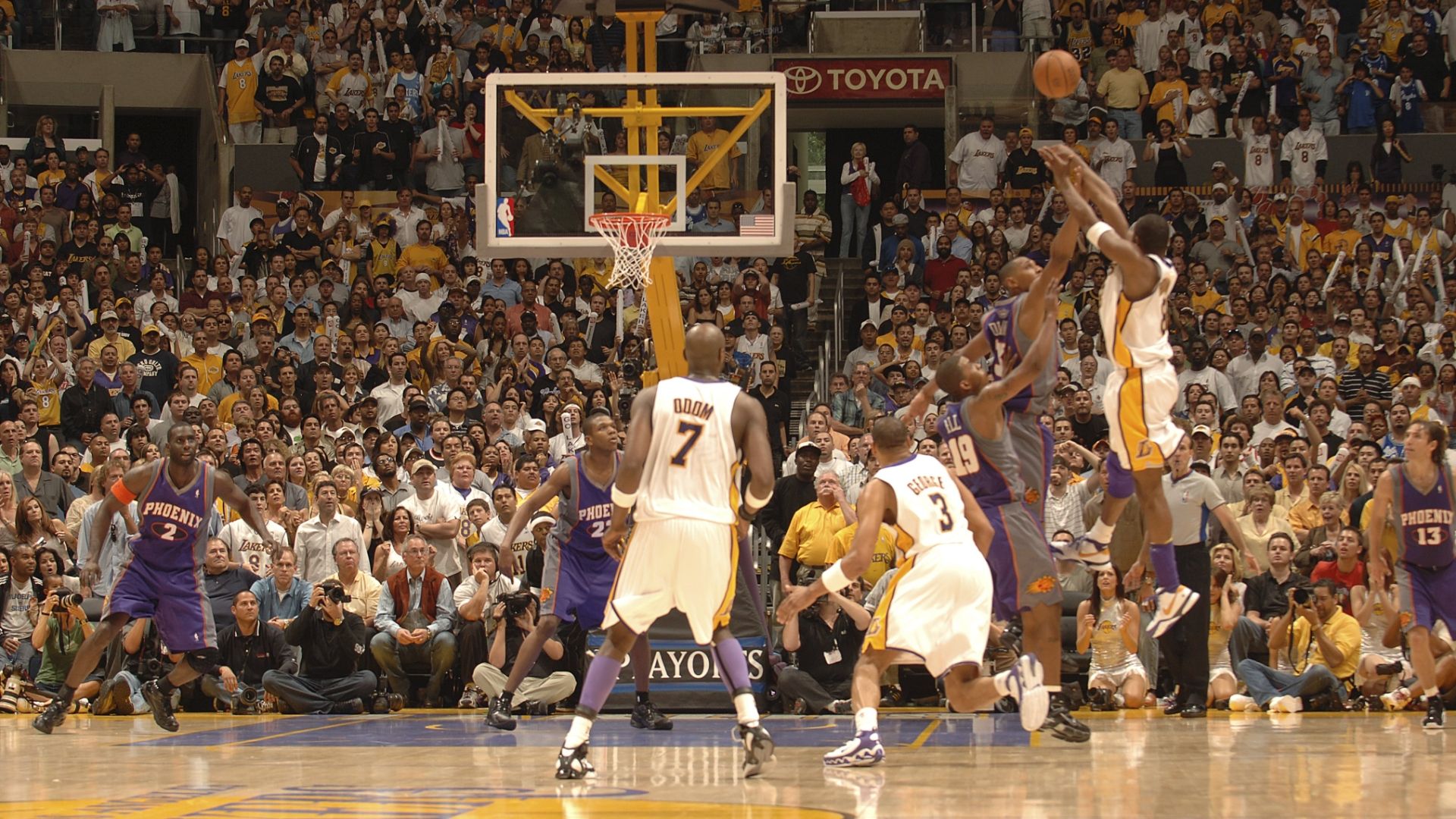 Kobe Bryant Amazing Buzzer Beater 