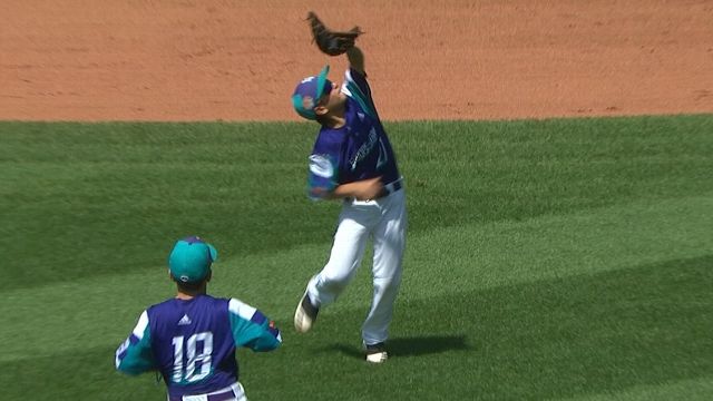 Italy little leaguer makes terrific over-the-shoulder catch