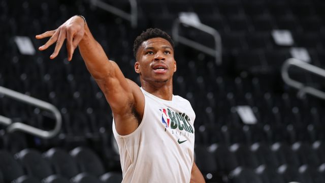 賽季首次休戰!字母哥因傷缺席戰鵜鶘,公鹿15連勝面臨被終結的危險!-黑特籃球-NBA新聞影音圖片分享社區