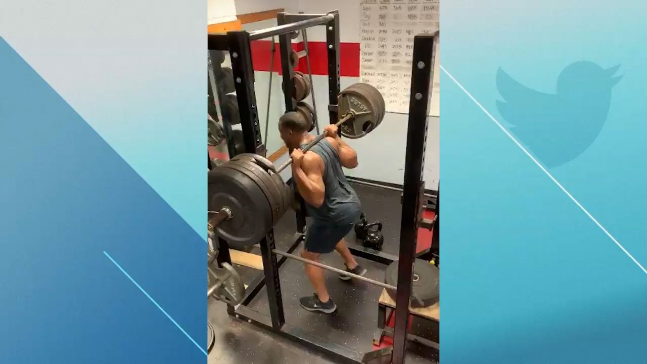 Nick Chubb makes squatting ridiculous amount of weight look easy - ESPN Video