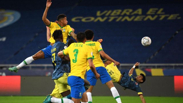 Golaço da Colômbia! Cuadrado cruza na medida, Luis Díaz acerta bicicleta absurda e abre o placar