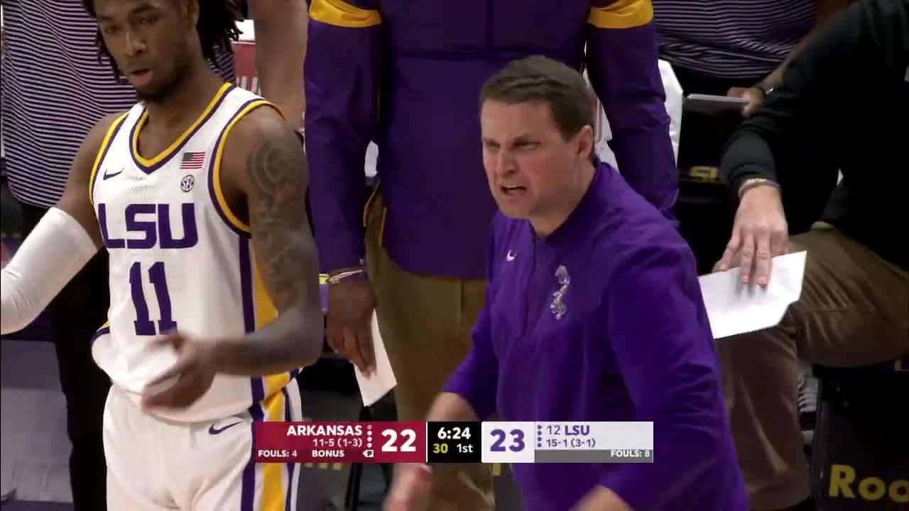 Will Wade is livid with his team after Arkansas gets an easy dunk in