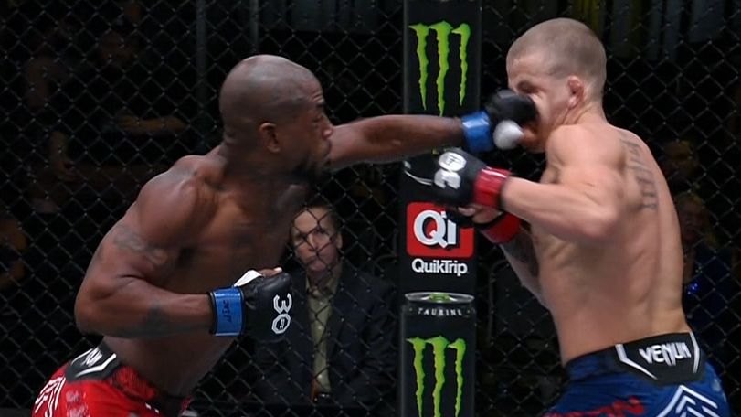 Bobby Green drops Grant Dawson with jab in main event - ESPN Video