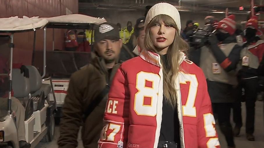 Taylor Swift arrives rocking a Travis Kelce jacket - ESPN Video