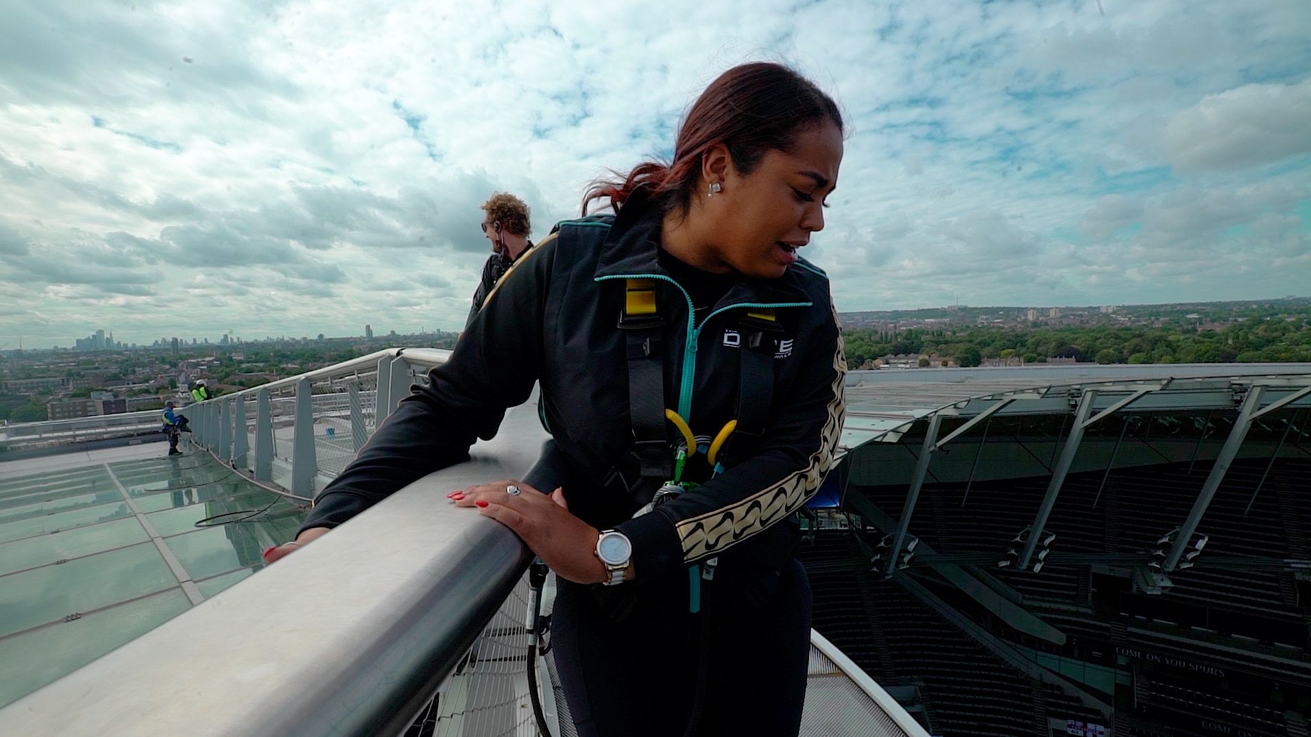 It S All Going Wrong Alexis Nunes Climbs Up Spurs Stadium Espn Video