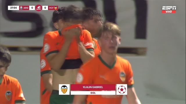 Error del arquero argentino y gol de Valencia para el 1-0