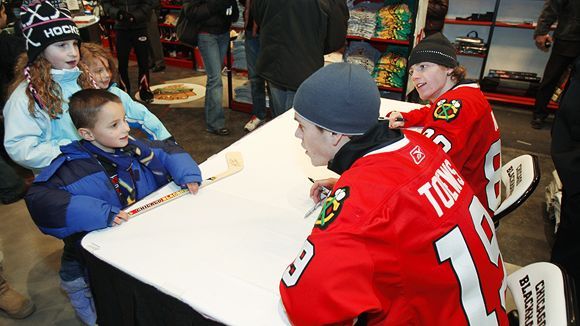 Chicago's newest Blackhawk fan sets new Hockey Hall of Fame Record for  youngest baby in Stanley Cup - Chicago Parent