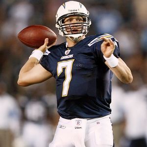 New York Giants backup quarterback Sage Rosenfels warms up for the