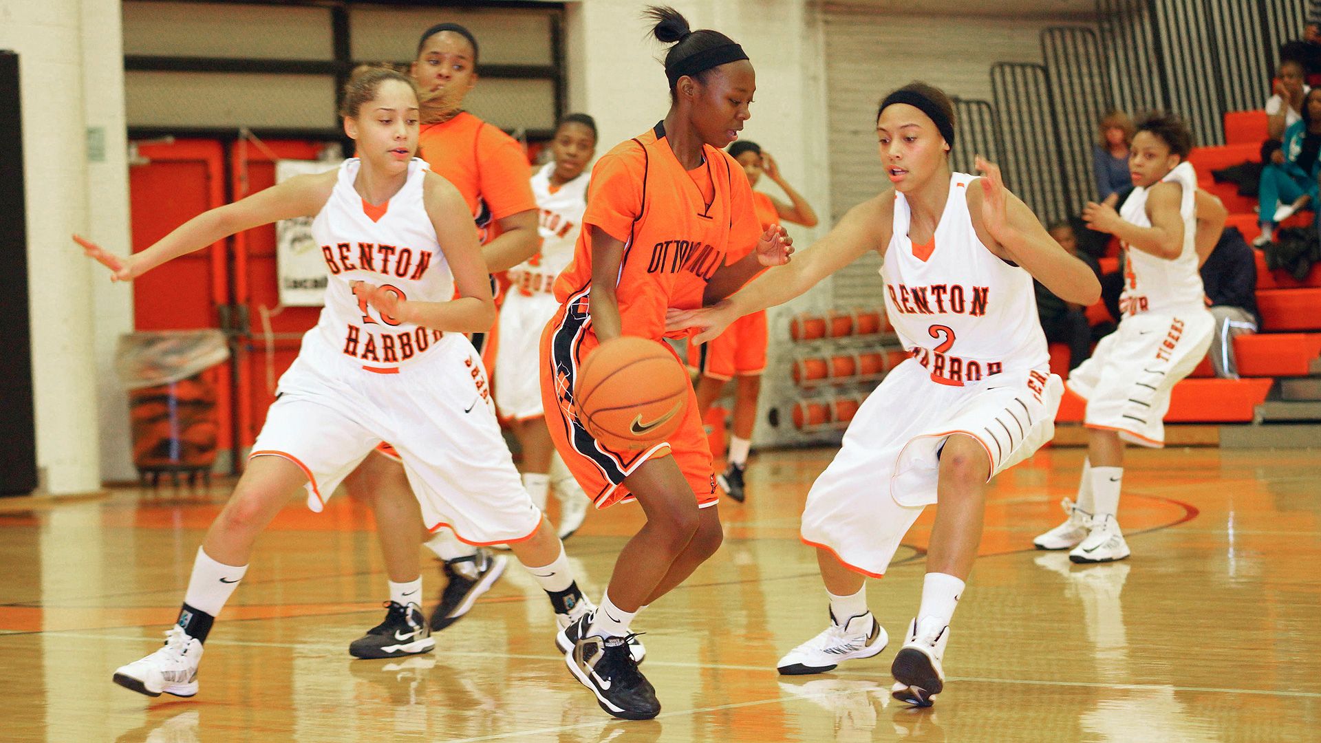 HoopGurlz -- Kalabrya Gondrezick and Kysre Gondrezick survive car