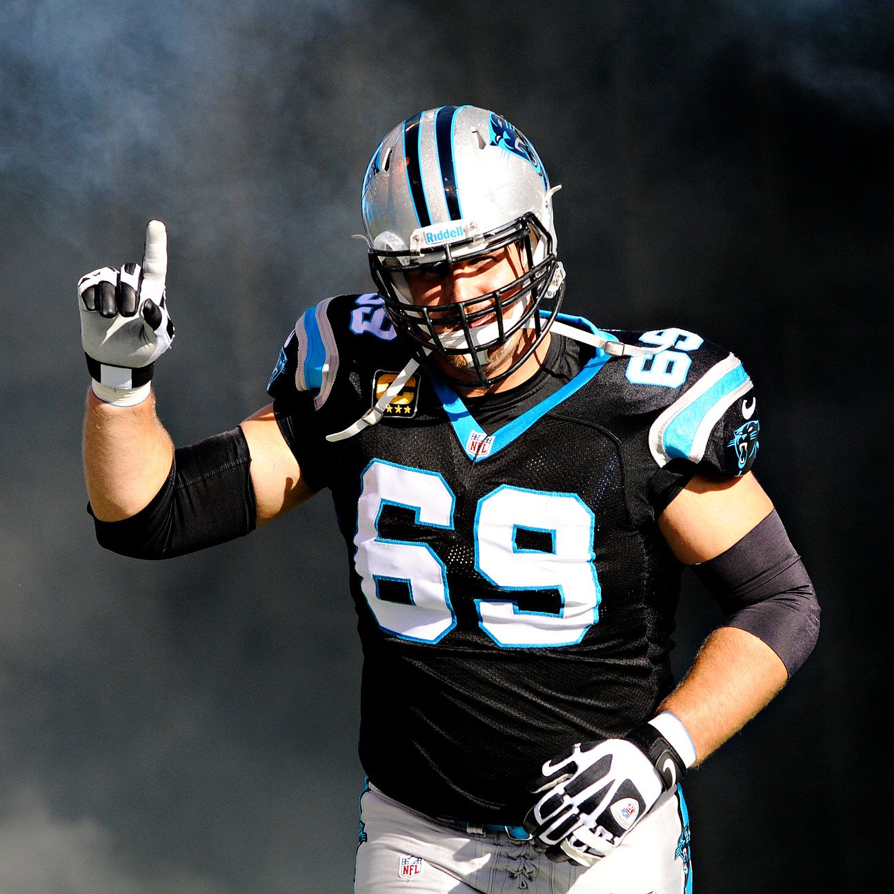 Jordan Gross, Carolina Panthers left tackle, will retire