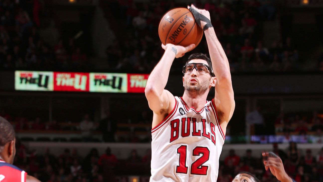 Hinrich exercises player option