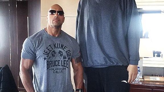 Dwayne ''The Rock'' Johnson looks tiny next to 7-foot-9 ...