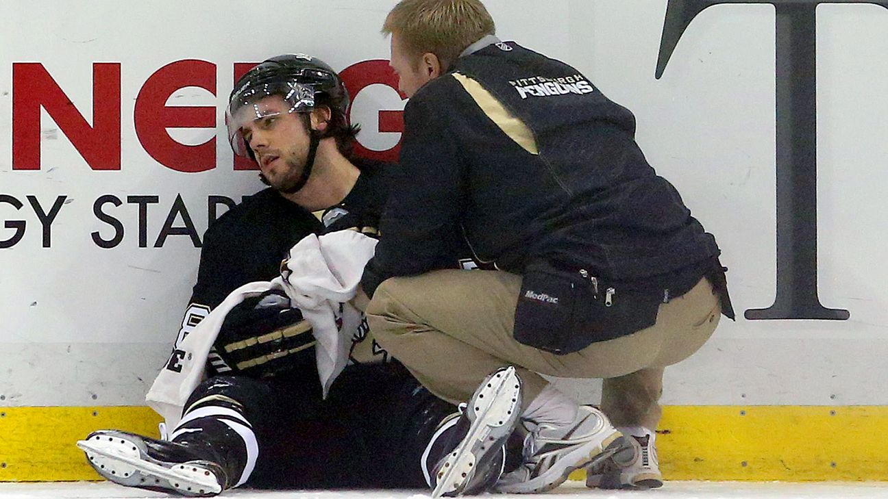 Penguins' Letang brings Stanley Cup to visit kids in Montreal