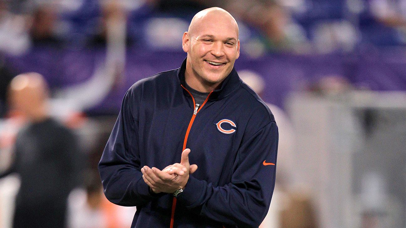 You won't believe the message HOF prez found on Brian Urlacher's door ...