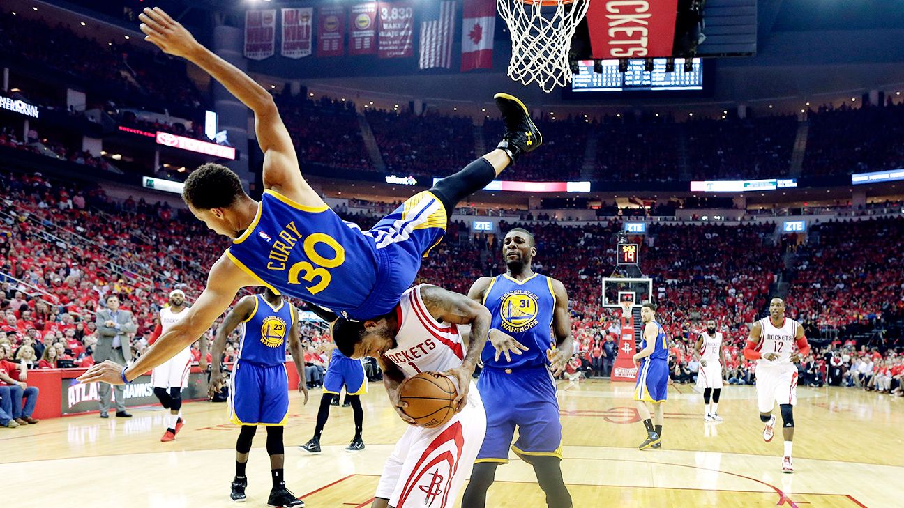 WATCH: Steph Curry practices while wearing sleeve on arm