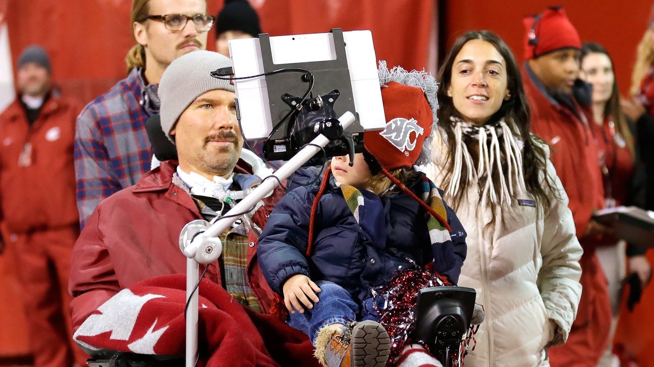 Former Cougars player Steve Gleason wins Halas Award