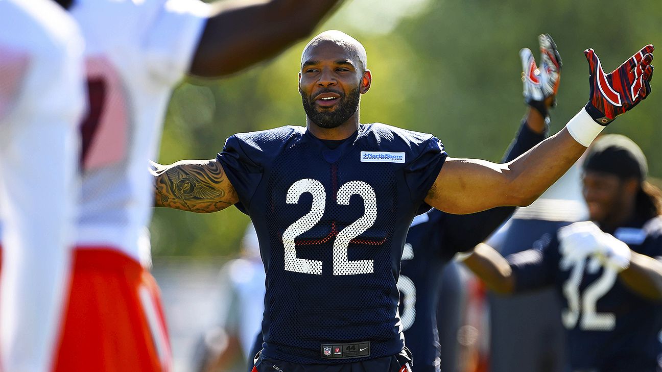 Keep your paws on Matt Forte and the rest of Bear country all season long  with NFL Mobile from Verizon.